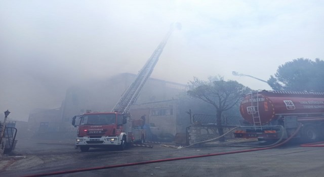 Menemende deri fabrikasında yangın