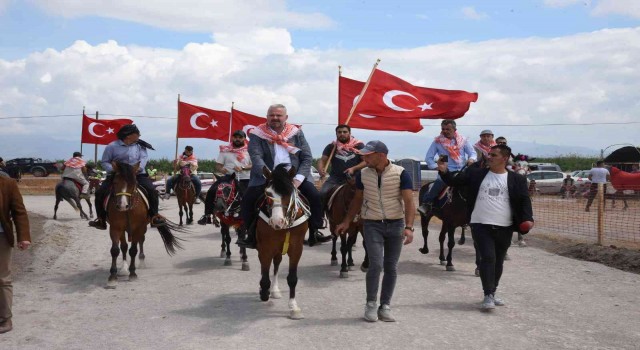 Menemende rahvan atlar kıyasıya yarıştı