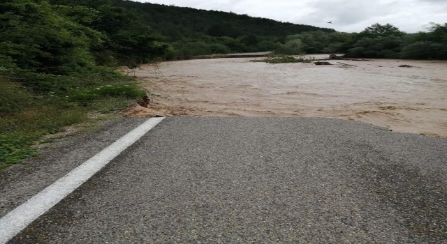 Mengende sel suları köprüleri yıktı, yollar çöktü