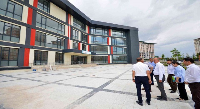 Meramda 40 derslikli örnek okulun yapımı tamamlandı