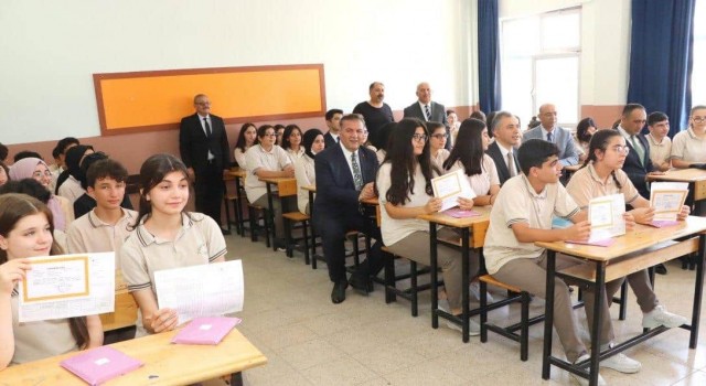 Mersin İl Milli Eğitim Müdürü Koca, öğrencilerin karne heyecanına ortak oldu