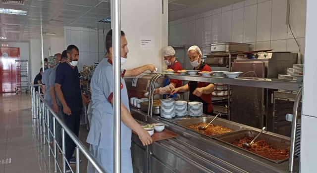 Mersindeki hastanelerin yemeği öğretmenevinden karşılanıyor