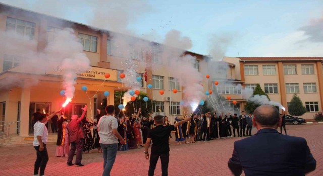 Meşaleli mezuniyet kutlaması