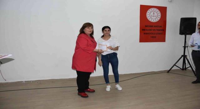 Mesleki ve Teknik Eğitim Genel Müdürü Nazan Şener, Siverekte karne dağıttı