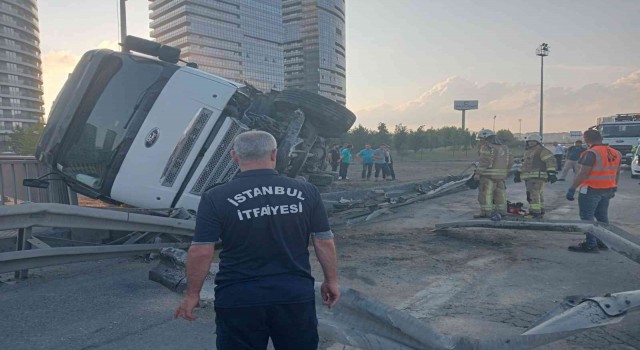 Meyve yüklü kamyon arızalanan İETT otobüsüne çarptı