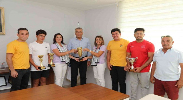 Mezitli Belediyesinin sporcuları kupalarını Başkan Tarhana getirdi