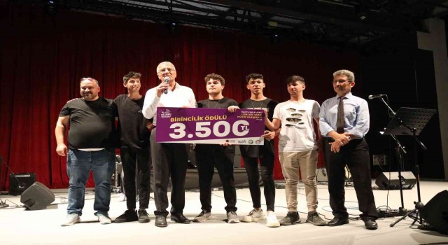 Mezitlide liseler sesleriyle yarıştı