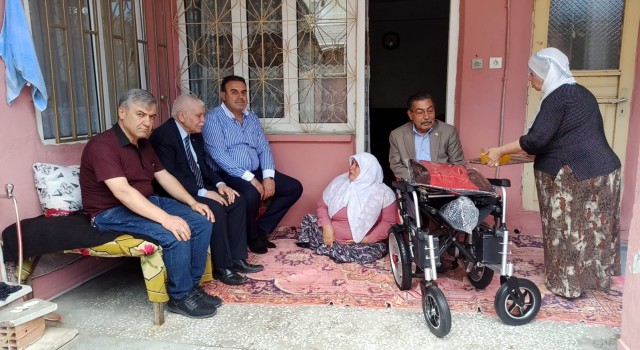 MHP Milletvekili Özyavuzdan engelli kadına hediye