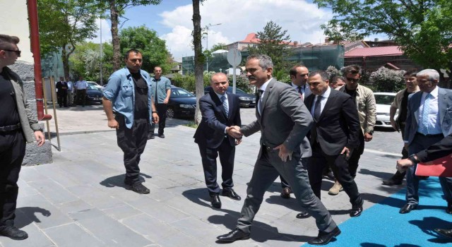 Milli Eğitim Bakanı Özer Karsta