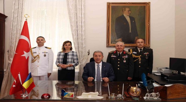 Milli Savunma Bakanı Akar, Türkiyenin Bükreş Büyükelçiliğini ziyaret etti