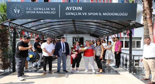 Milli Sporcu Burcu, memleketi Aydında çiçeklerle karşılandı