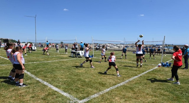 Mini Voleybol Şenliği ile 450 voleybolcu genç eğlence dolu anlar yaşadı