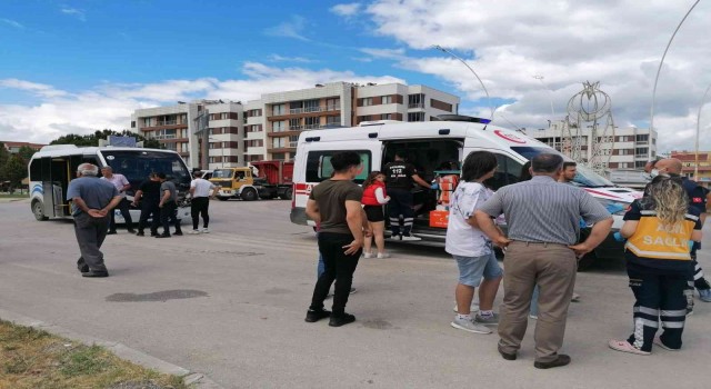 Minibüs ile kamyonet çarpıştı: 8 yaralı