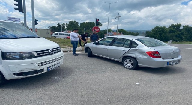 Minibüsle çarpışan otomobildeki 2 kişi yaralandı