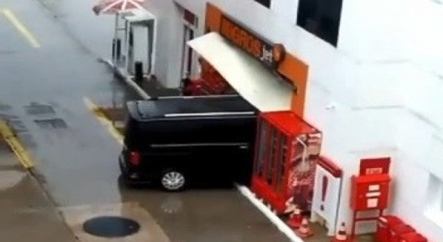 Minibüsle Migrosa daldı