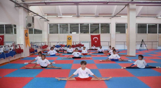 Minik cimnastikçiler milli sporcu olmak için çalışıyor