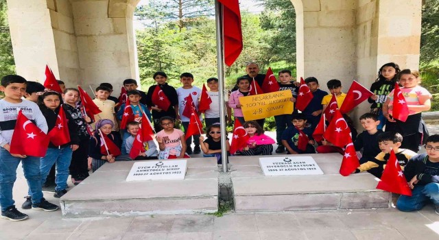 Minik öğrenciler 100. yılda Kocatepeye çıktı