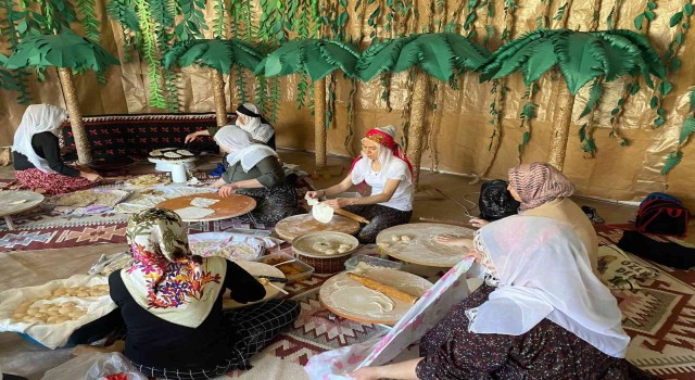Minik öğrenciler hamur açıp börek yaptı