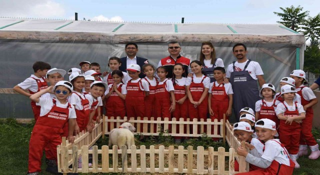 Minik öğrenciler tarım ve hayvancılığı çekirdekten öğreniyor