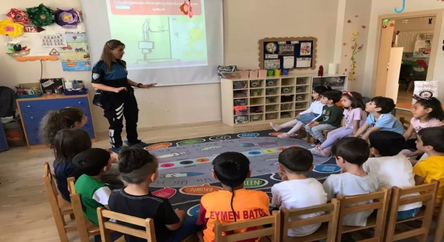 Minik öğrencilere suçtan korunma yöntemleri anlatılıyor