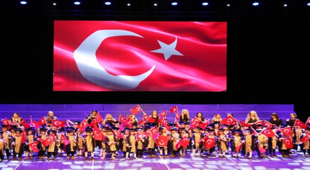Minik öğrencilerin mezuniyet gururu