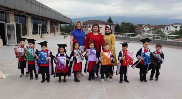 Minikler karnelerini başkan yardımcısından aldı