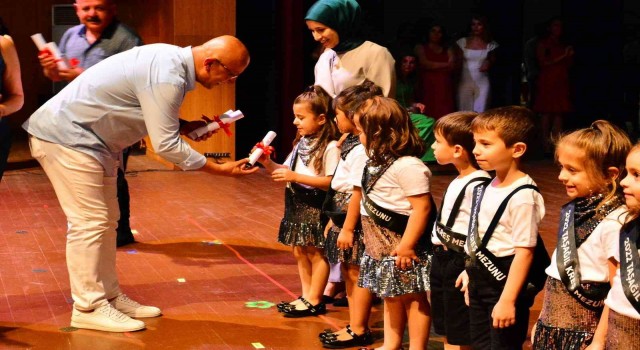 Miniklerin ilk diploma heyecanı