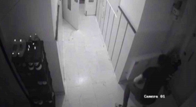 Misafir geldiği apartmanda ayakkabı avına çıktı, o anlar kameraya yansıdı