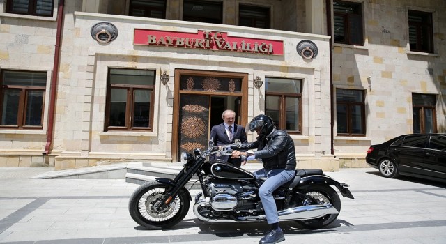 Motosiklet tutkunu eski bakan Bayburtta