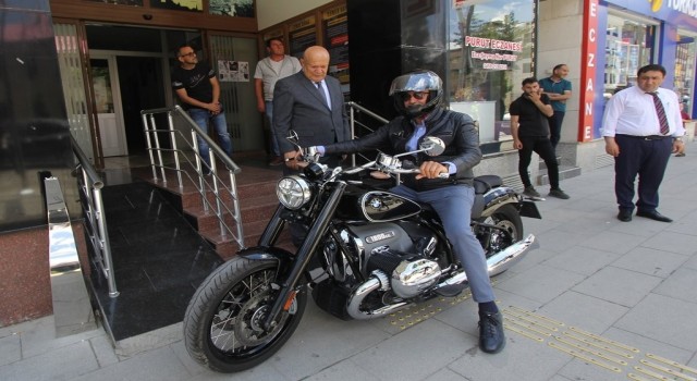 Motosikleti ile Bayburta gelen Eski Bakan Tüzmen, Başkan Pekmezci ile bir araya geldi