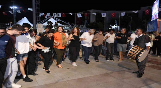 Muratpaşadaki Güneydoğu Anadolu Gecesinde halaylar durmadı