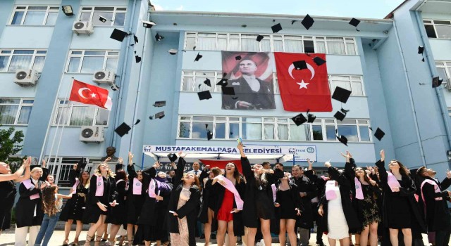 Mustafakemalpaşa MYOda mezuniyet coşkusu