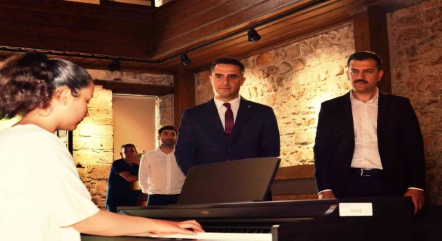 Müze ziyaretçilere piyano resitali