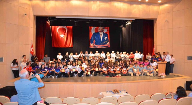 Nazillide başarılı öğrenciler ödüllendirildi