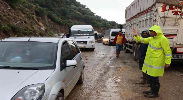 Nazillide sağanak yağış nedeniyle kapanan yollara anında müdahale