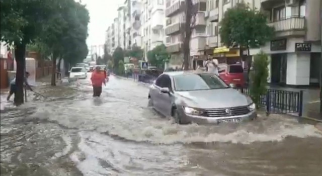Nazillide sağanak yağış sokakları dereye çevirdi