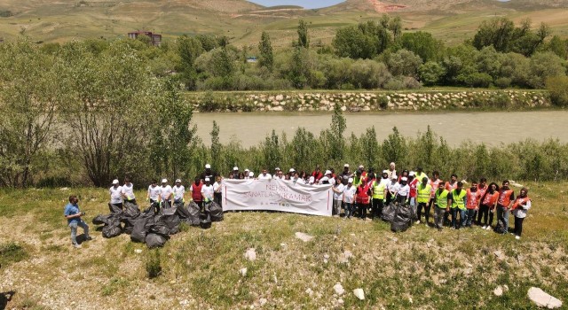 Nehri Sanatla Yıkamak Projesi çerçevesinde öğrenciler Çoruh Nehri etrafında çöp topladı