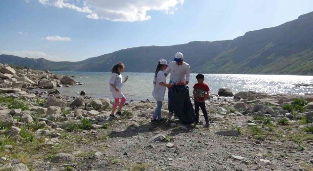 Nemrut Krater Gölü kıyısında çöp toplama etkinliği düzenlendi