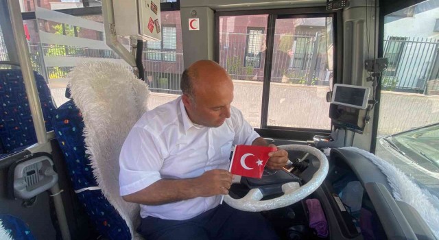 Niğdede otobüs şoföründen Türk bayrağı hassasiyeti