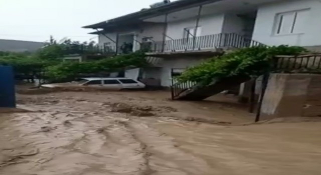 Niğdede sağanak sonrası dereler taştı, evler sular altında kaldı