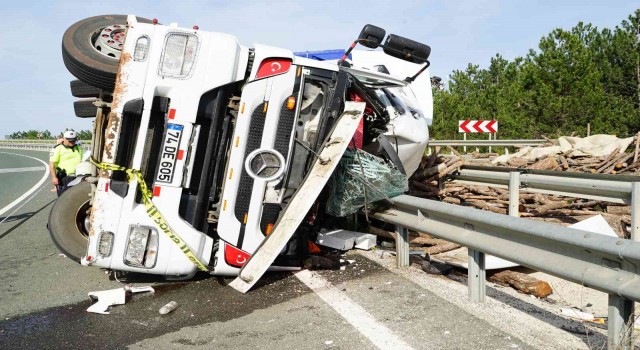 Odun yüklü tır bariyerlere ok gibi saplandı: 1 ölü