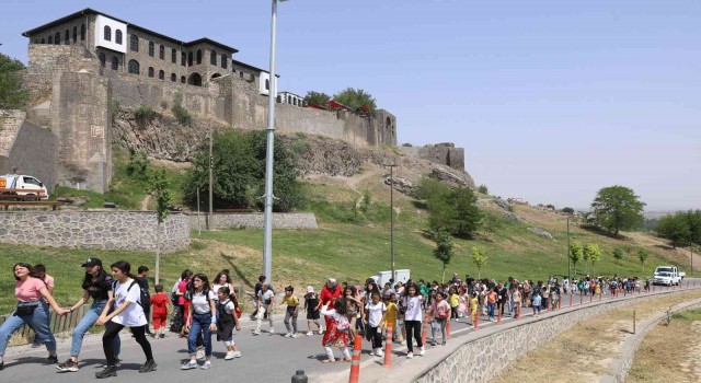 Öğrenciler “En Temiz Diyarbakır” için sur diplerini temizledi