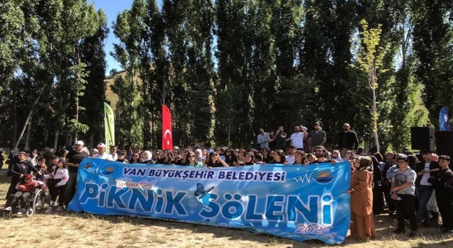 Öğrenciler Muradiye Şelalesi gezisinde doyasıya eğlendi
