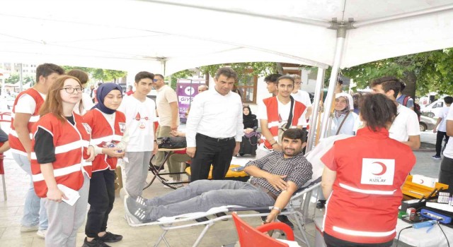 Öğrenciler vatandaşları kan bağışı yapmaya davet etti