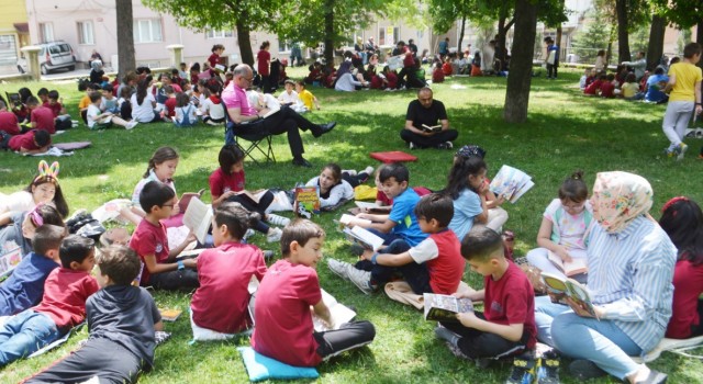 Öğrenciler yaz tatiline kitap okuyarak girdi