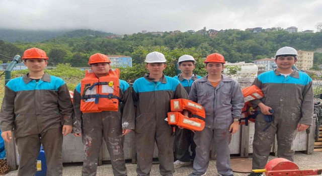 Öğrencilere uygulamalı denizde can kurtarma eğitimi