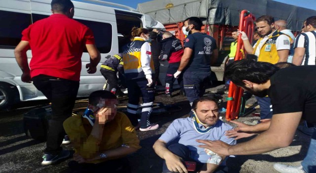 Öğrencileri taşıyan midibüs kaza yaptı, 1si ağır 13 yaralı
