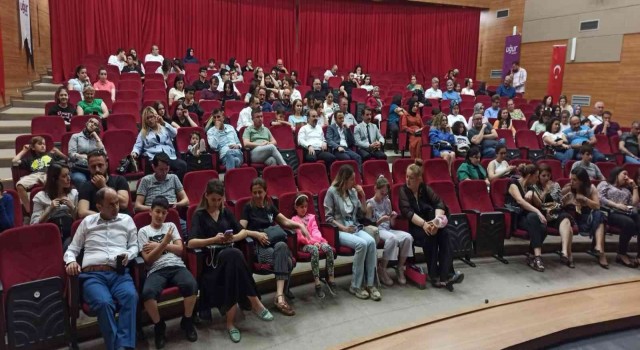 Öğrencilerin İngilizce tiyatrosu velileri mest etti
