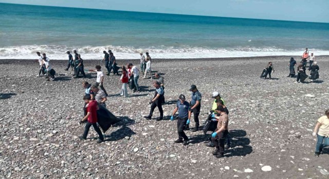 Öğrencisinden çalışanına onlarca kişi sahilde çöp topladı