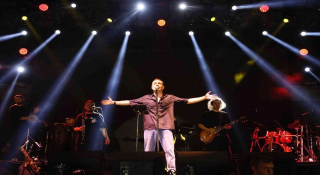 Oğuzhan Koç sevenlerine unutulmaz bir gece yaşattı